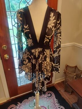 Long-Sleeve Black and Cream Floral V-Neck Peplum Tunic